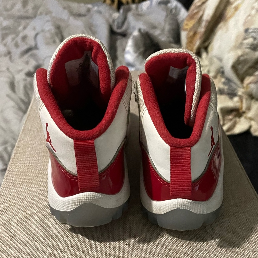Jordan 11 - Picture 2 of 6